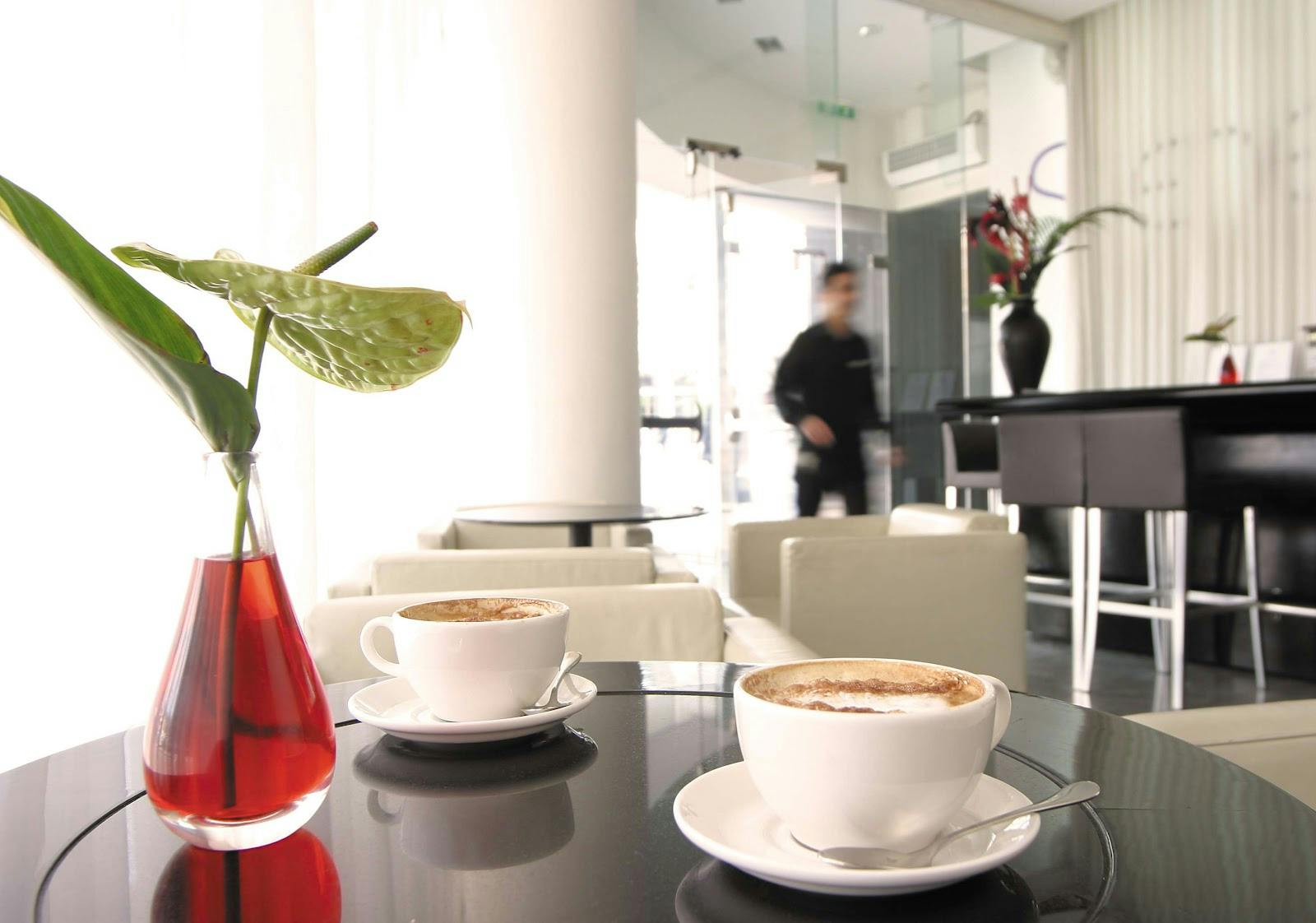 Modern meeting room at Park Plaza Leeds for corporate networking and small-group strategy sessions.