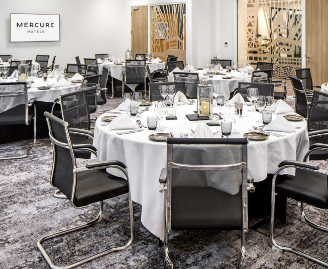 Dechrau Newydd Meeting Room, Mercure Newport: Banquet setup for corporate events and workshops.