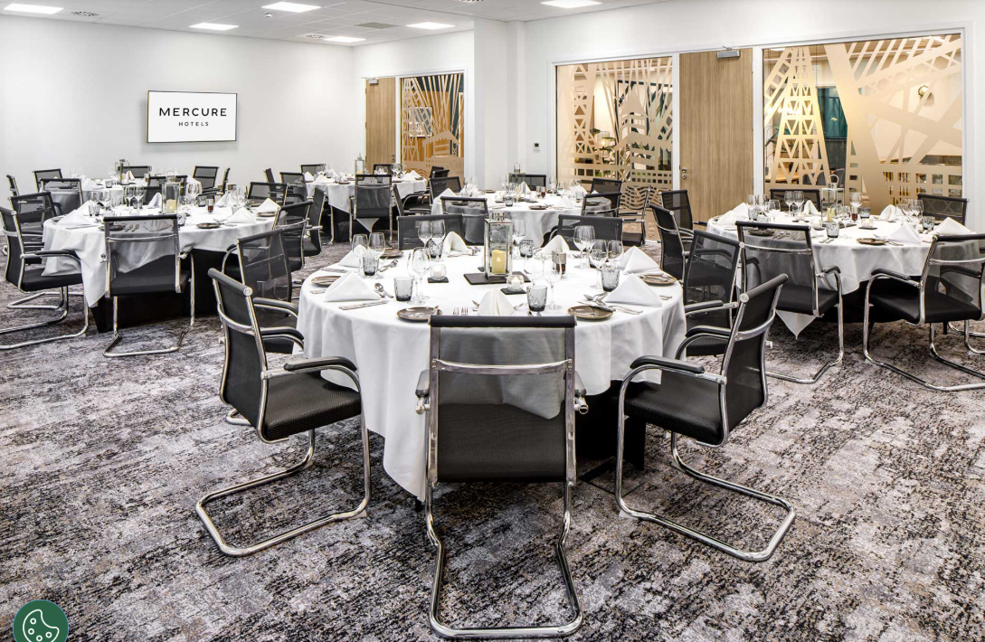 Dechrau Newydd Meeting Room banquet setup at Mercure Newport for corporate events and conferences.