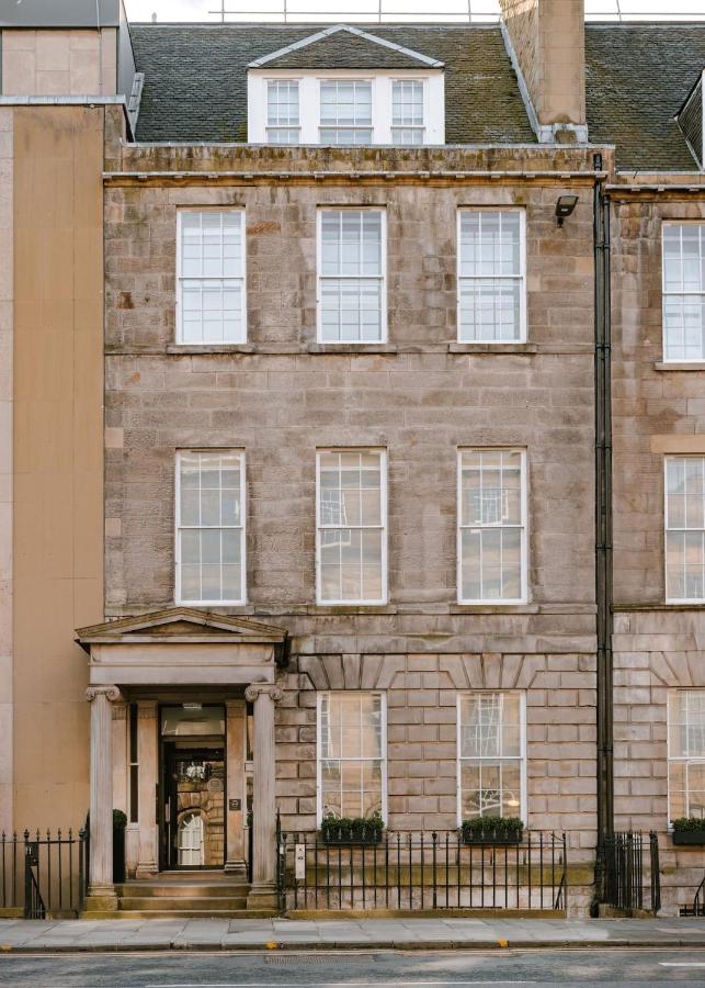 Heritage lounge bar in Edinburgh for boutique meetings and intimate board retreats.
