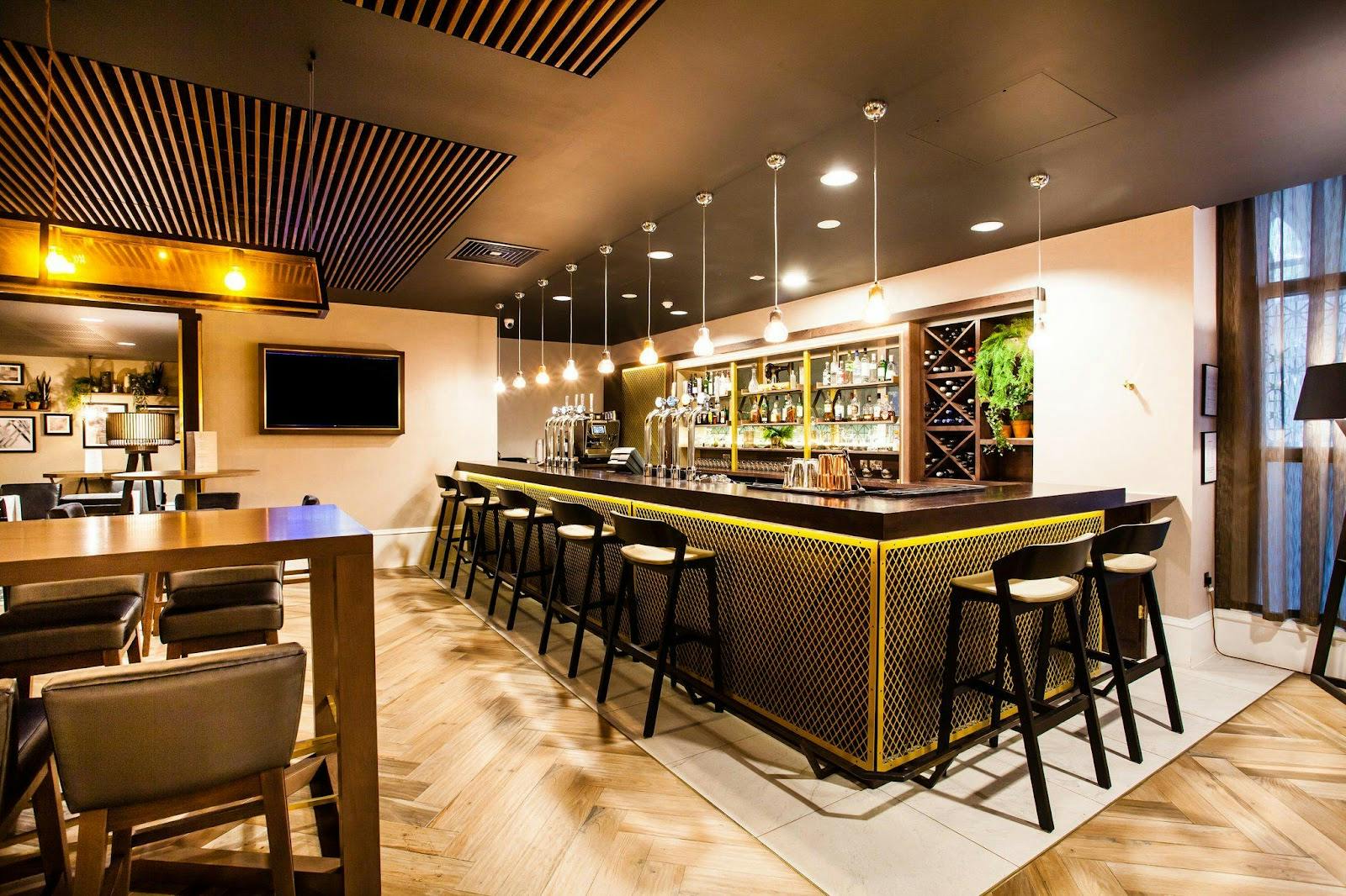 Contemporary lounge bar at Crowne Plaza Leeds for corporate networking and business events.