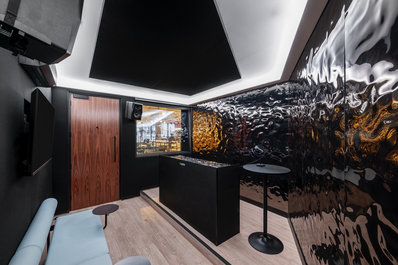 Modern meeting space in SE London, featuring sleek design and ambient lighting for events.