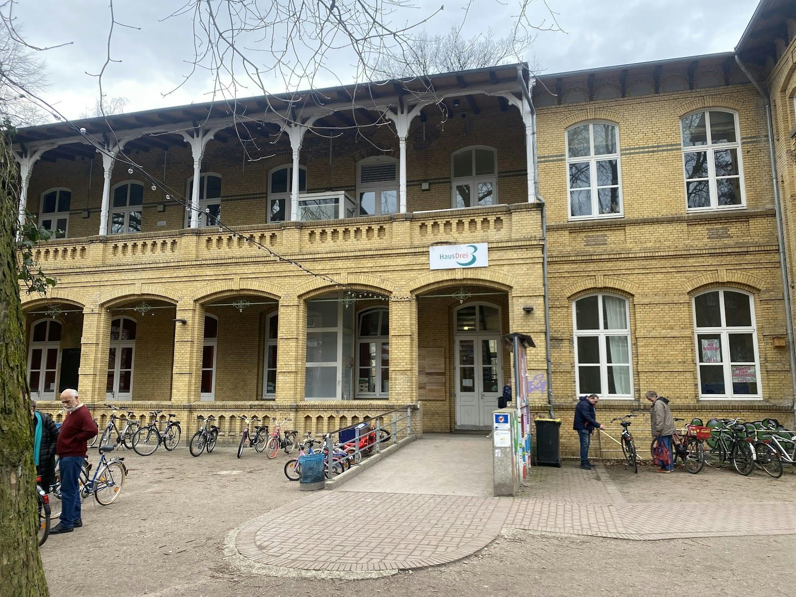 HausDrei - >Andreas Donder</a>