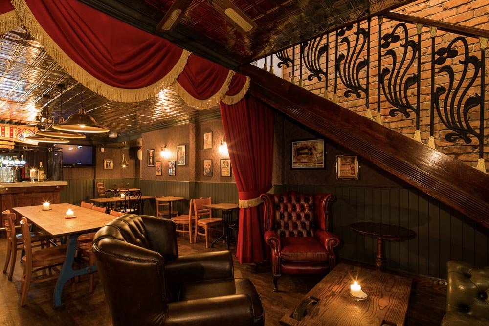 Cozy Basement Bar with vintage ambiance, ideal for small gatherings or meetings.