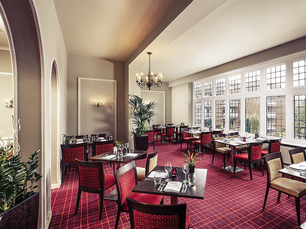 Main Meeting Room at Mercure Leeds Parkway: neutral decor for corporate dinners and board meetings.