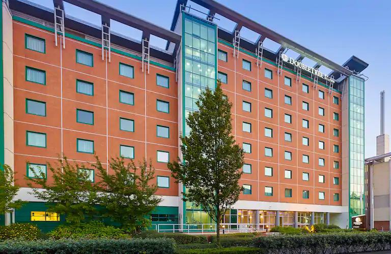 DoubleTree by Hilton Woking - image 1
