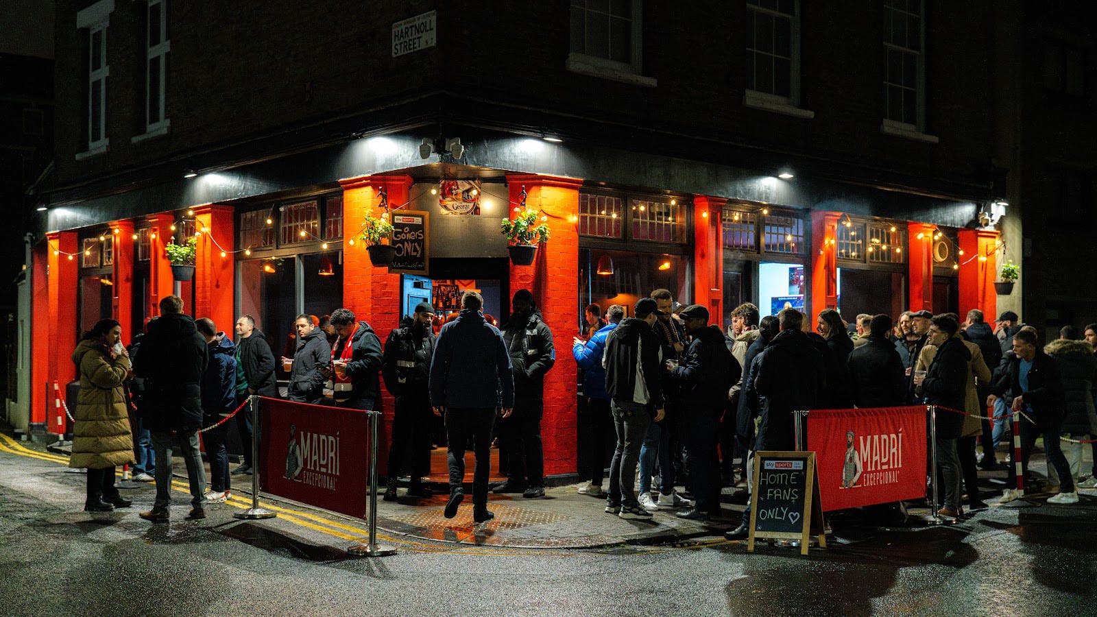 The George Pub: atmospheric outdoor venue for post-conference networking and corporate mixers.