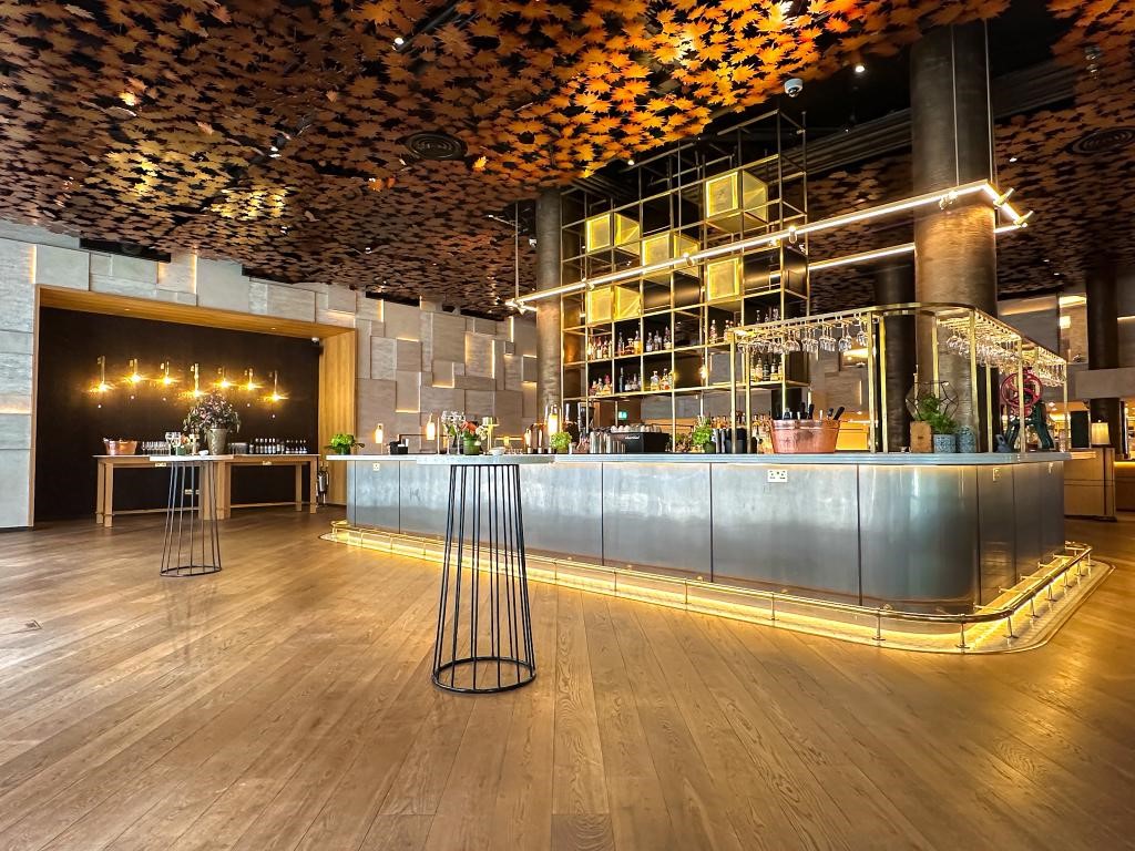 Sycamore Bar in Middle Eight: modern cocktail bar with elegant decor for receptions.