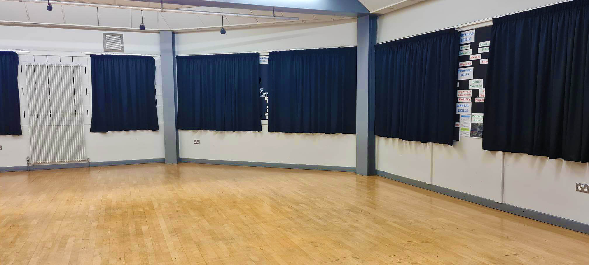 Function room with wood flooring, ideal for fitness workshops and dance events.
