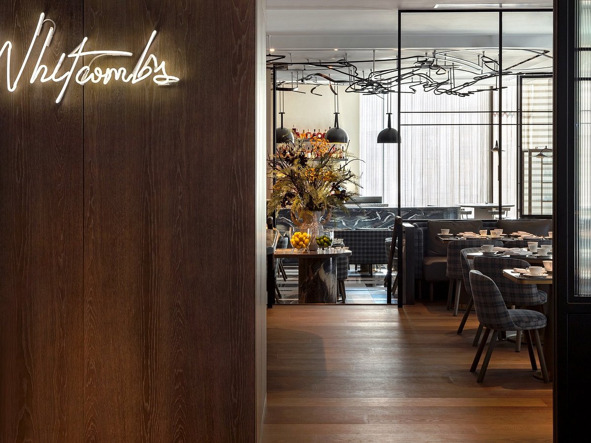 Marble-topped bar in Caravaggio, perfect for upscale corporate events and intimate gatherings.