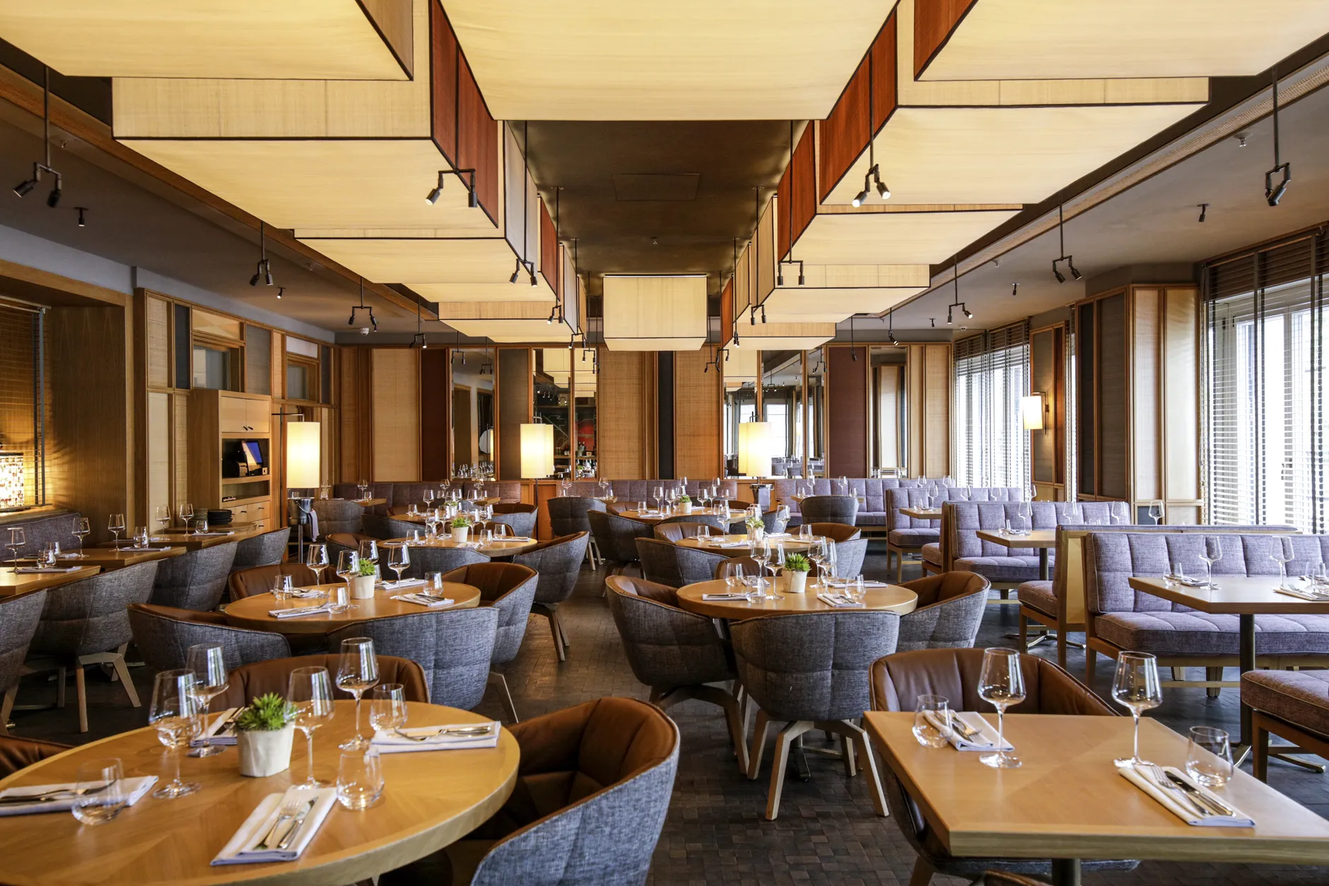 Elegant LOUIS Grillroom dining space for corporate luncheons and upscale professional events.