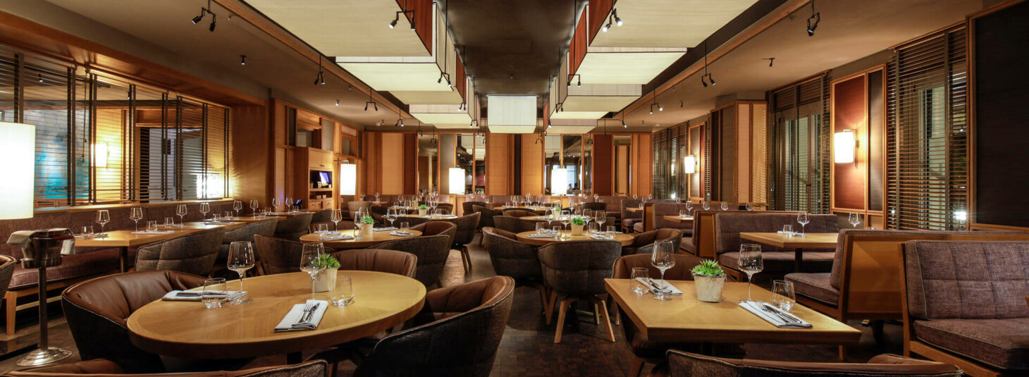 Sophisticated LOUIS Grillroom, ideal for corporate dinner and networking events.