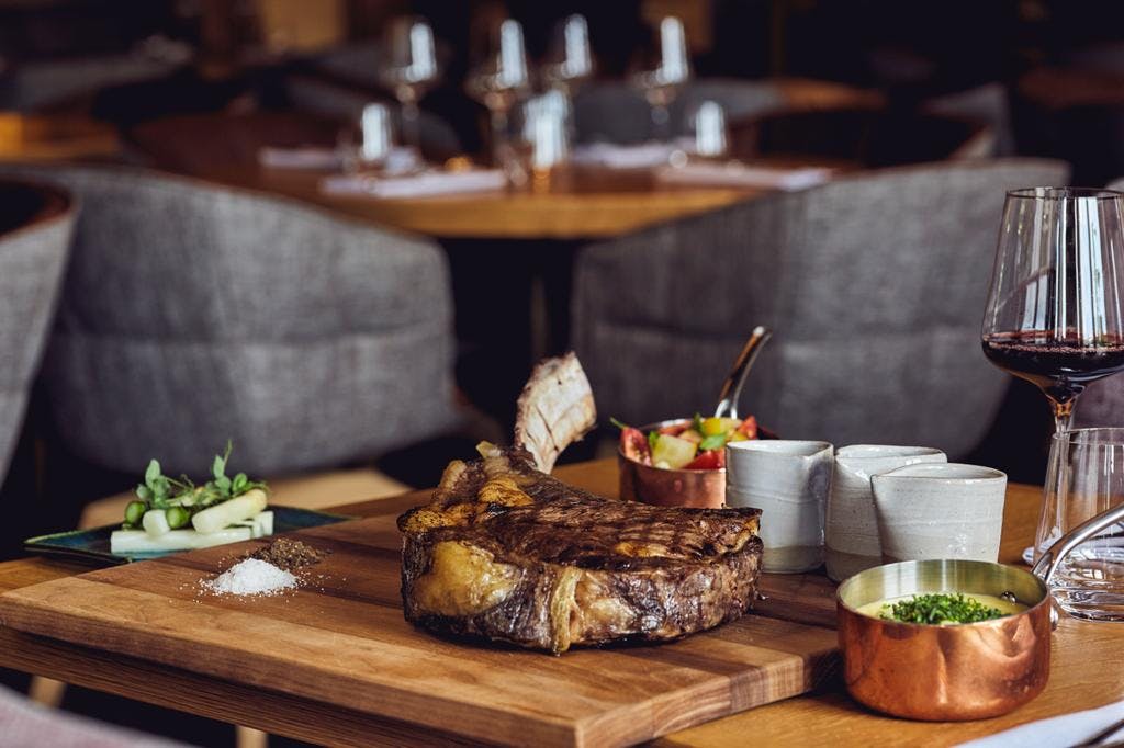 Executive dinner on LOUIS Hotel rooftop terrace, ideal for intimate upscale business networking.