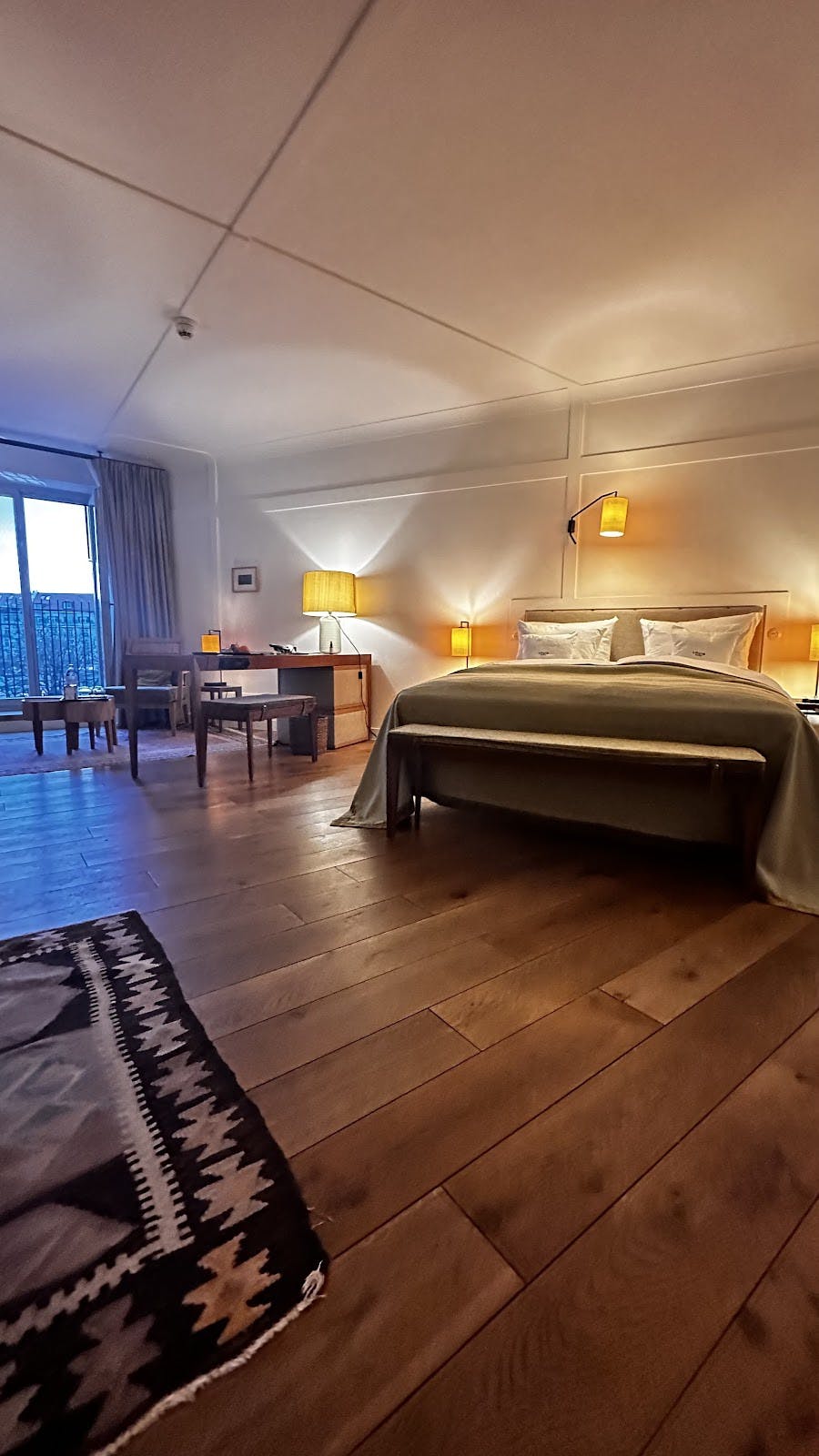 VIP speaker suite at LOUIS Hotel rooftop terrace for high-profile business conference events.