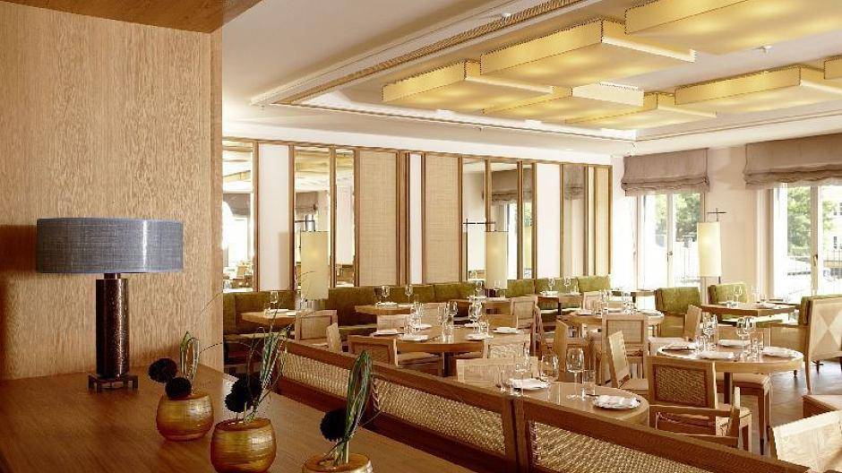 High-end LOUIS Hotel restaurant with modular seating for corporate luncheons and networking events.