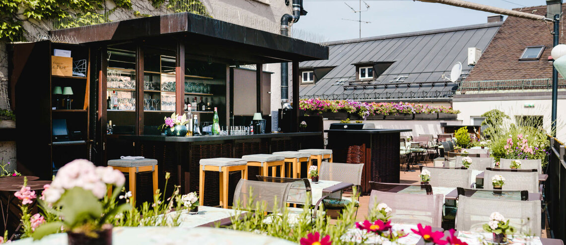 Rooftop restaurant bar at LOUIS Hotel, perfect for cocktail receptions and networking events.