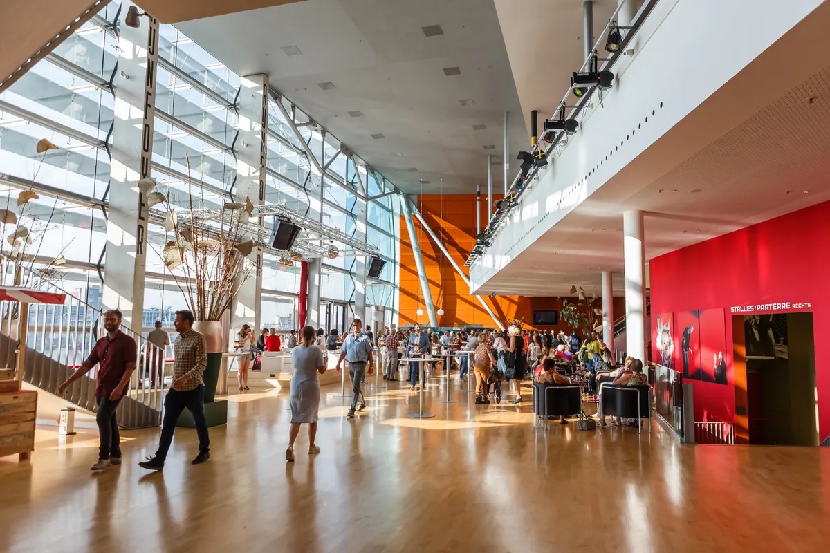 Rhine Foyer at New Luxor: Light-filled event space for corporate conventions and networking.