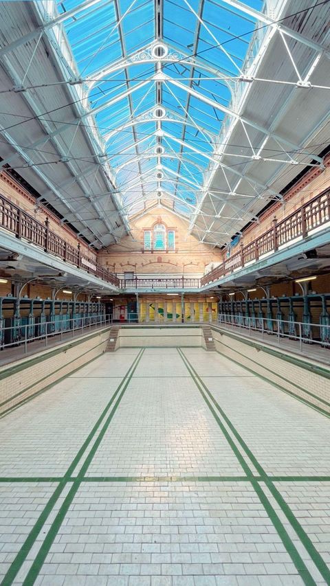 The Females Pool - atwqslxw1bl.jpg