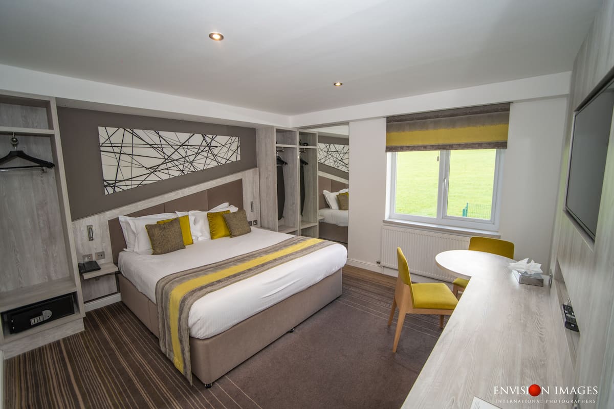 Red Hall Hotel, Bury: Hotel Reviews, Rooms & Prices | Hotels.com