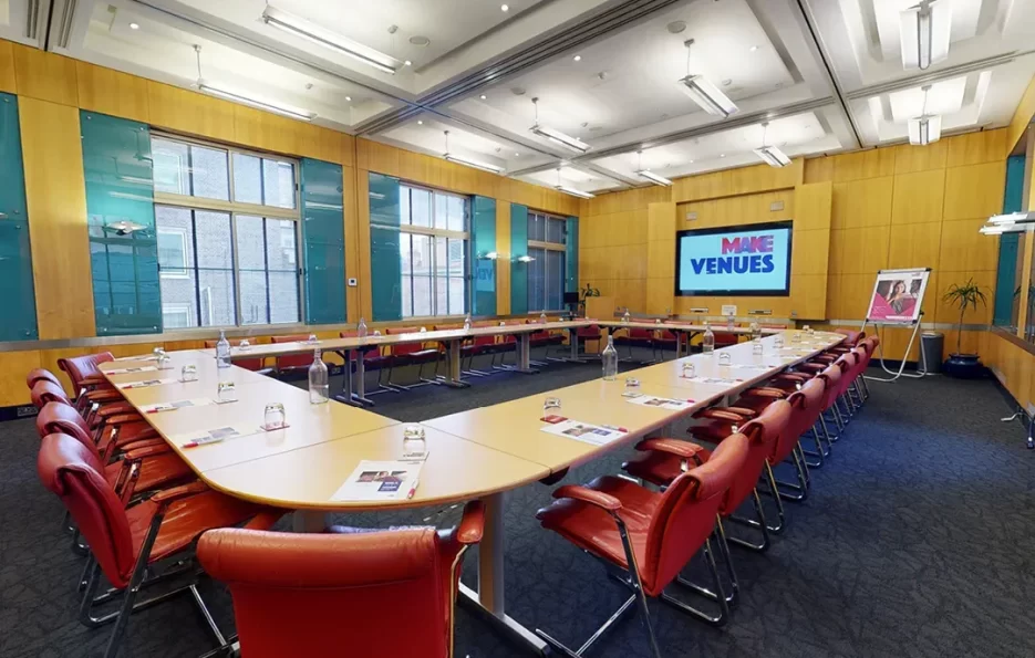 Modern training room with U-shaped table, perfect for meetings and seminars.