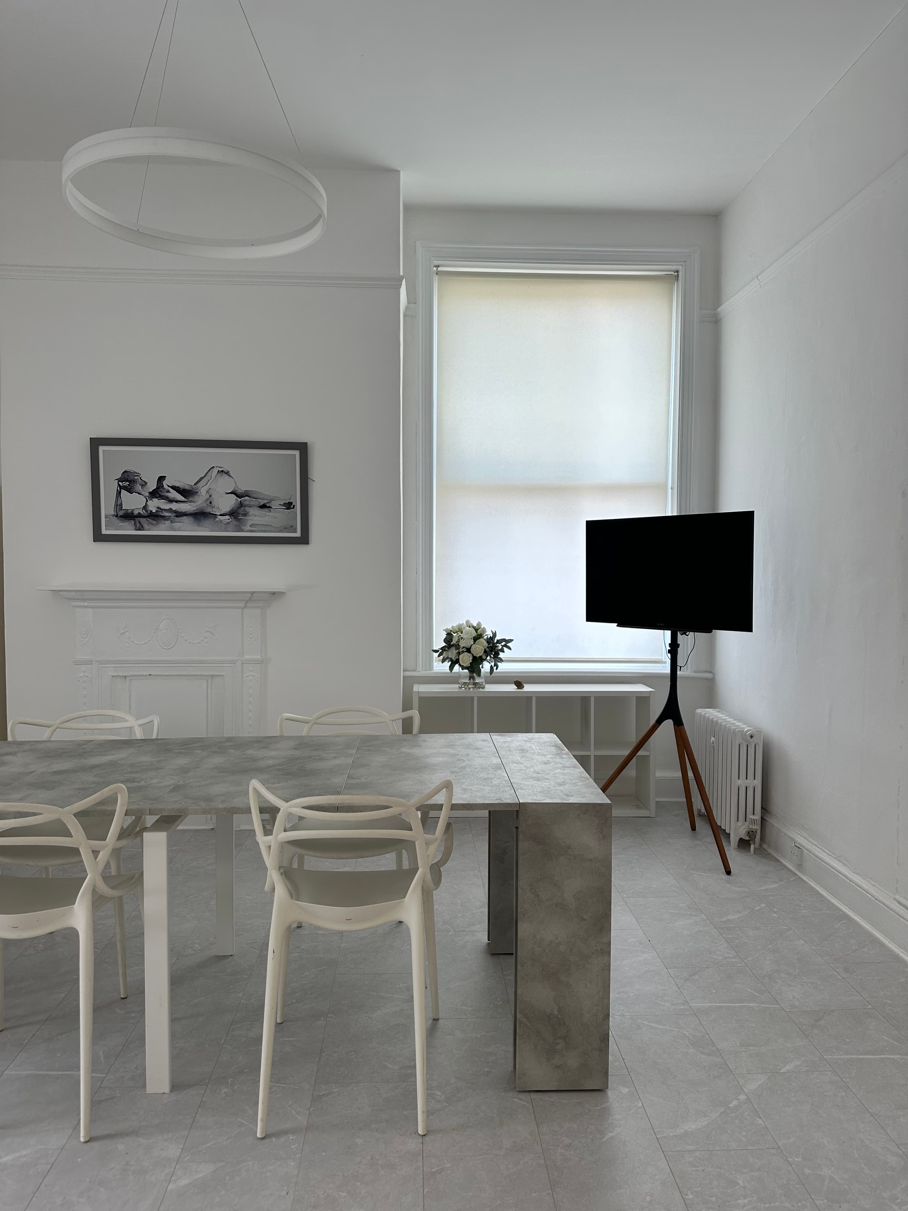 Minimalist breakout room at 6 Kings Buildings, ideal for corporate strategy sessions and meetings.