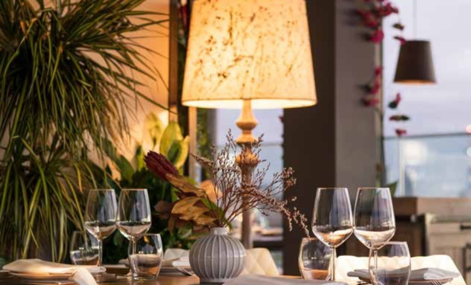 Miradora Rooftop evening reception with elegant decor for corporate events and networking dinners.