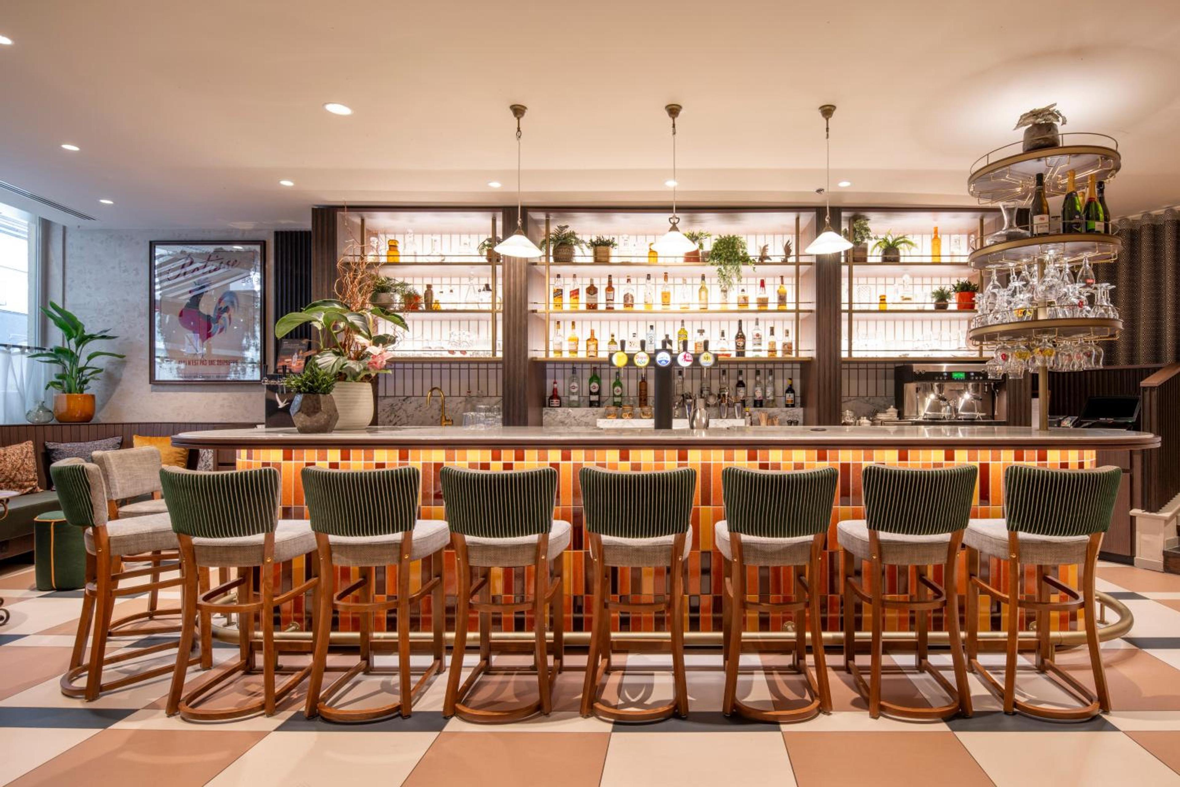 Senne Ballroom bar area at Brussels Marriott, ideal for networking events and receptions.
