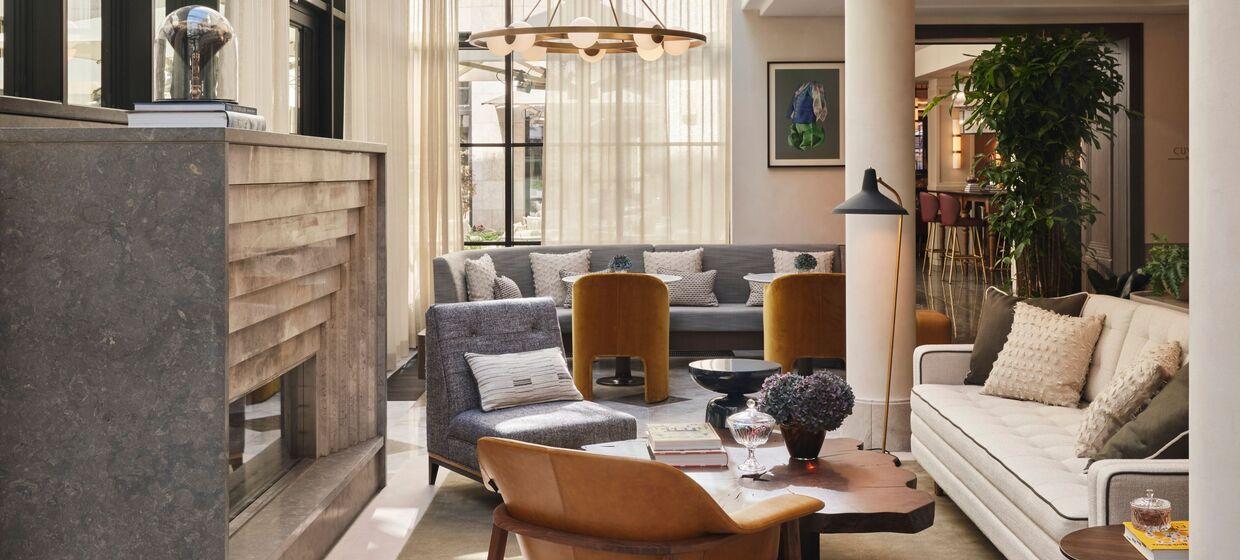 Stylish lounge at Wintergarten, Rosewood Munich for networking and meetings.