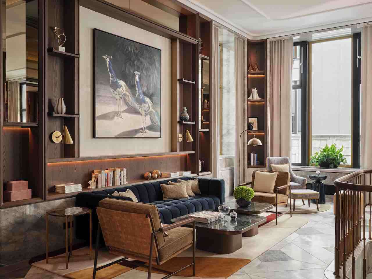 Sophisticated lounge in Rosewood Munich, ideal for meetings and networking events.