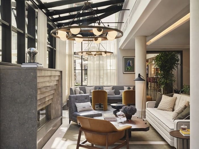 Stylish lounge at Wintergarten Rosewood Munich for networking events and meetings.