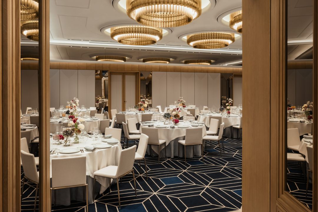 Grand ballroom in Rosewood Munich, elegant banquet setting for upscale events and celebrations.