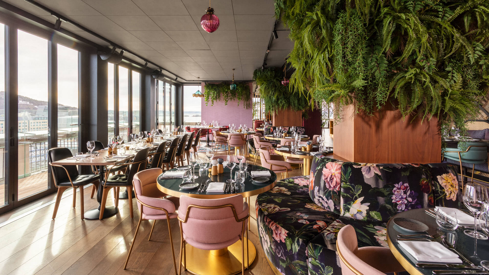 Chic restaurant in Clarion Hotel with floral decor for events and gatherings.