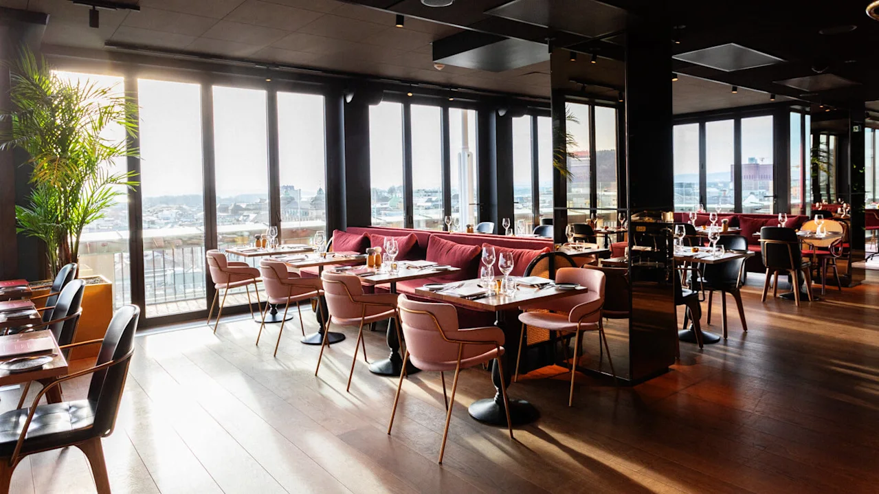 Modern restaurant in Clarion Hotel® The Hub, ideal for upscale events and gatherings.