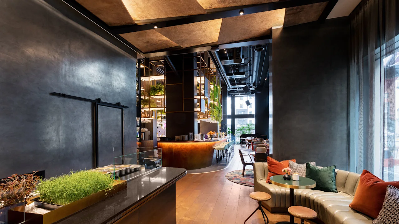 Modern bar at Clarion Hotel® The Hub, ideal for events and meetings, featuring natural light.