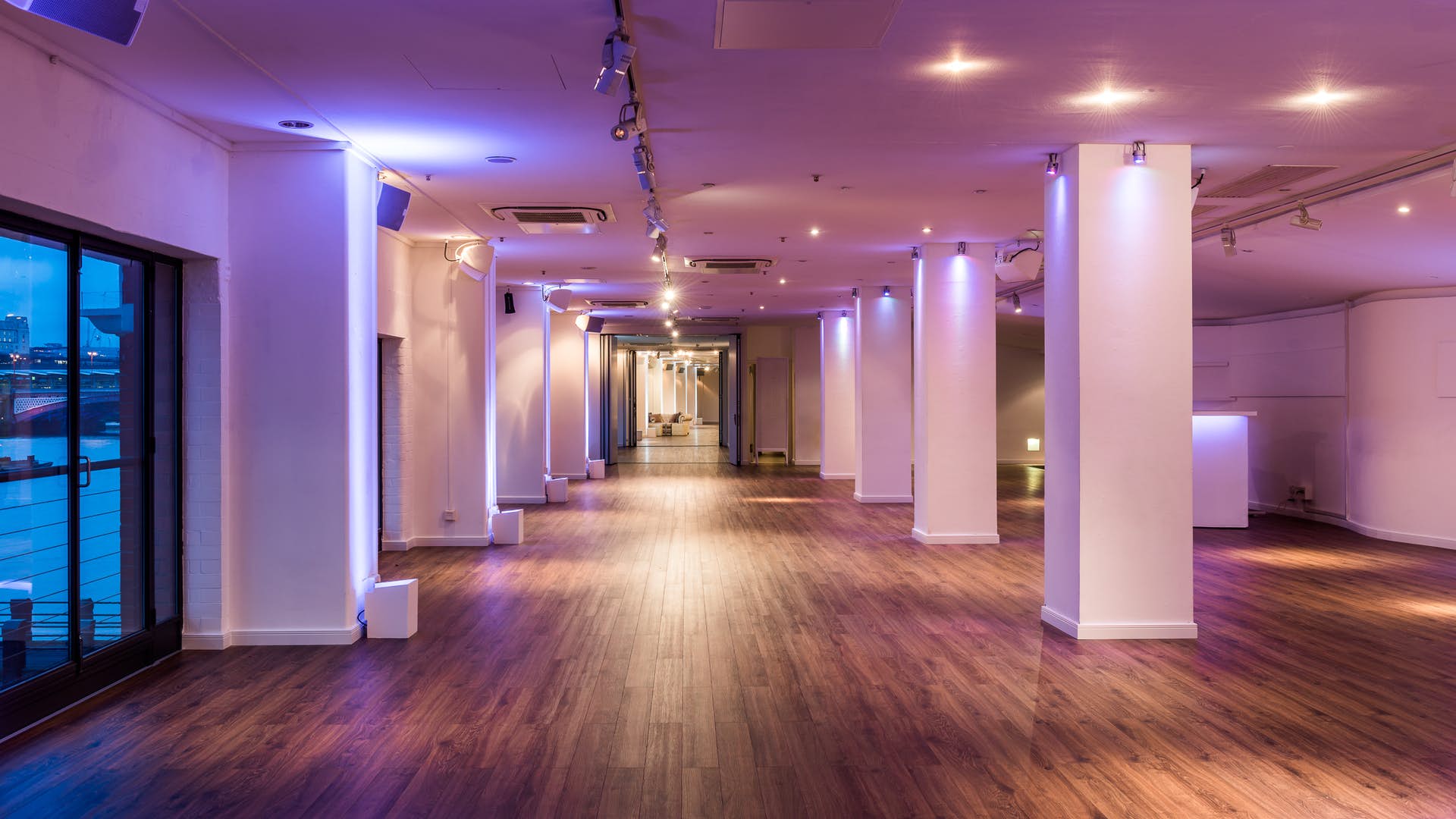 Spacious OXO2 gallery with polished floors, ideal for conferences and exhibitions.