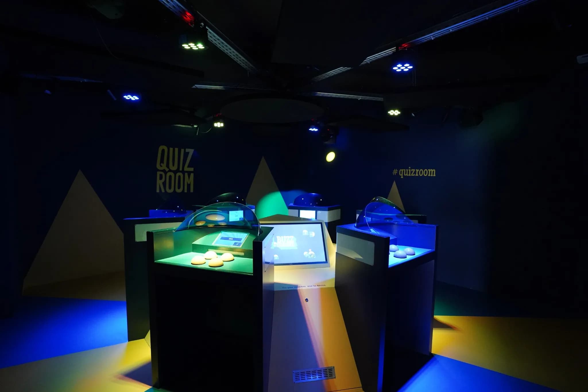 Quiz Room teambuilding space with interactive stations for immersive corporate events.