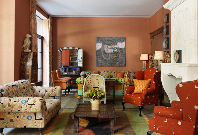 Cozy meeting space with colorful decor at Ham Yard Hotel for gatherings and brainstorming.