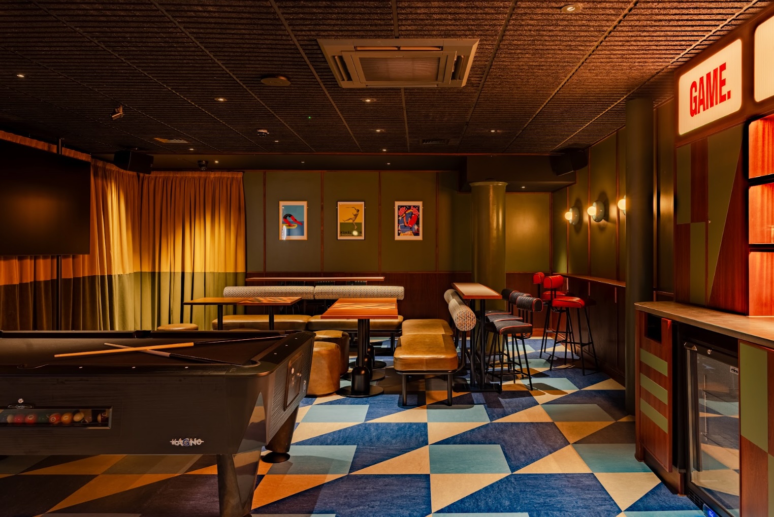 Modern event space with colorful decor, ideal for creative meetings and team-building.