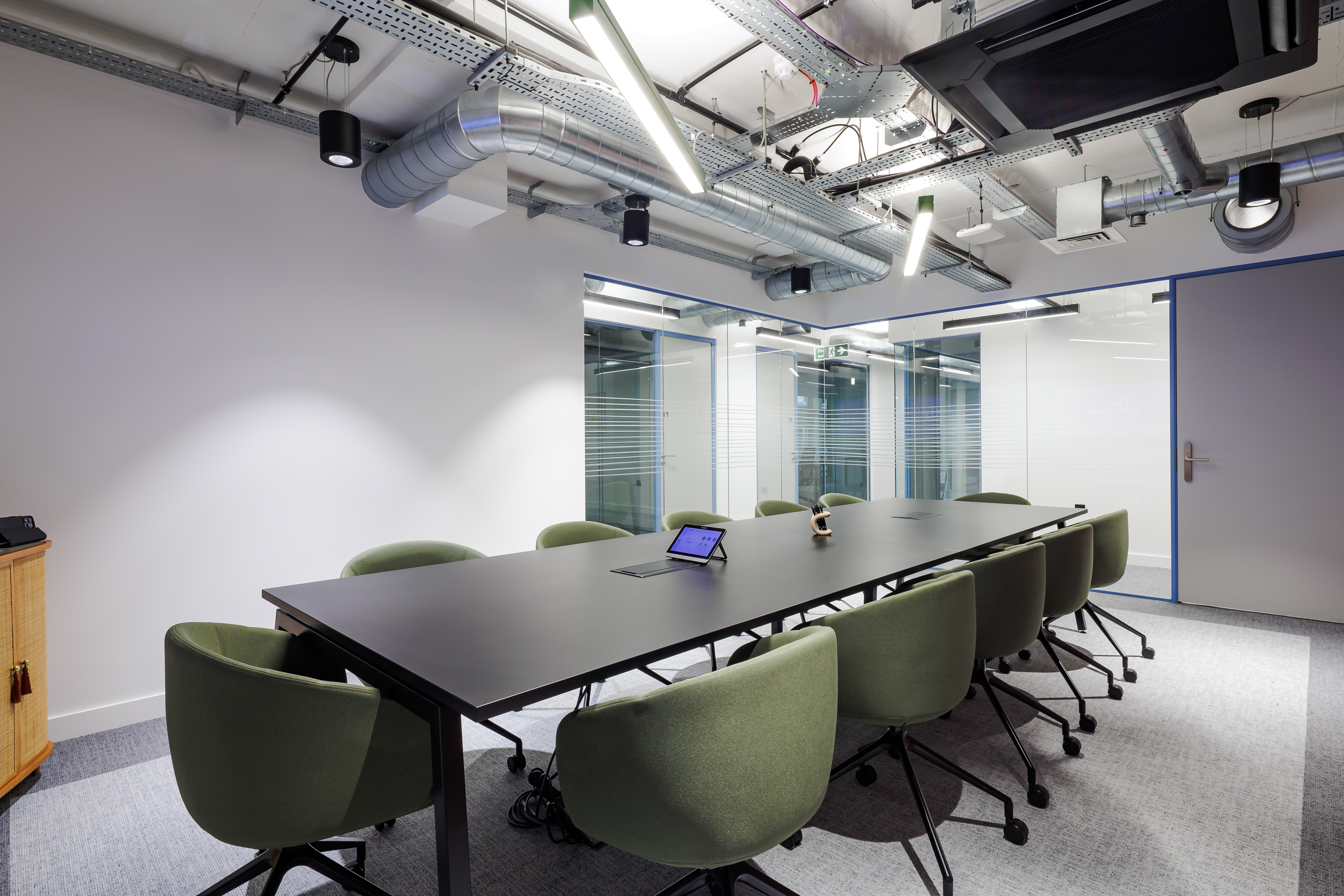 Modern Gibbon Meeting Room with ergonomic chairs, ideal for hybrid professional events.