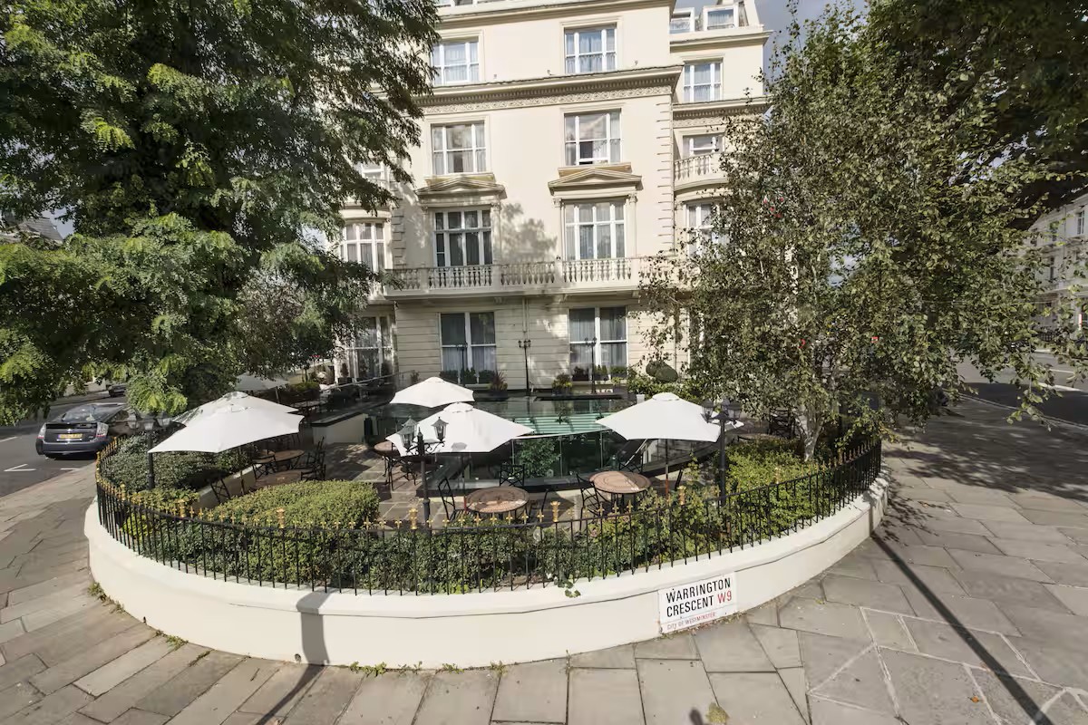 Charming outdoor event venue at Jananeh Restaurant with seating and umbrellas.