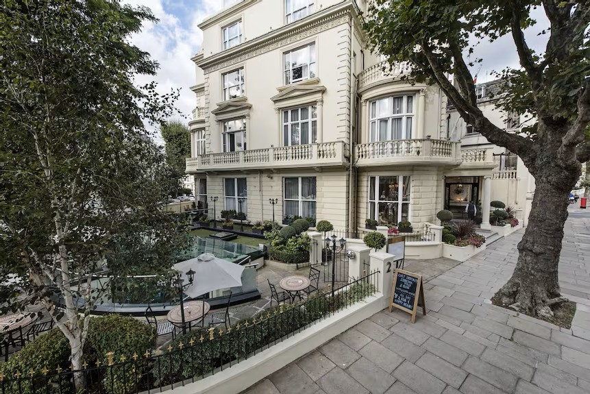 Elegant Terrace at Jananeh Restaurant & Bar, ideal for corporate events and social gatherings.