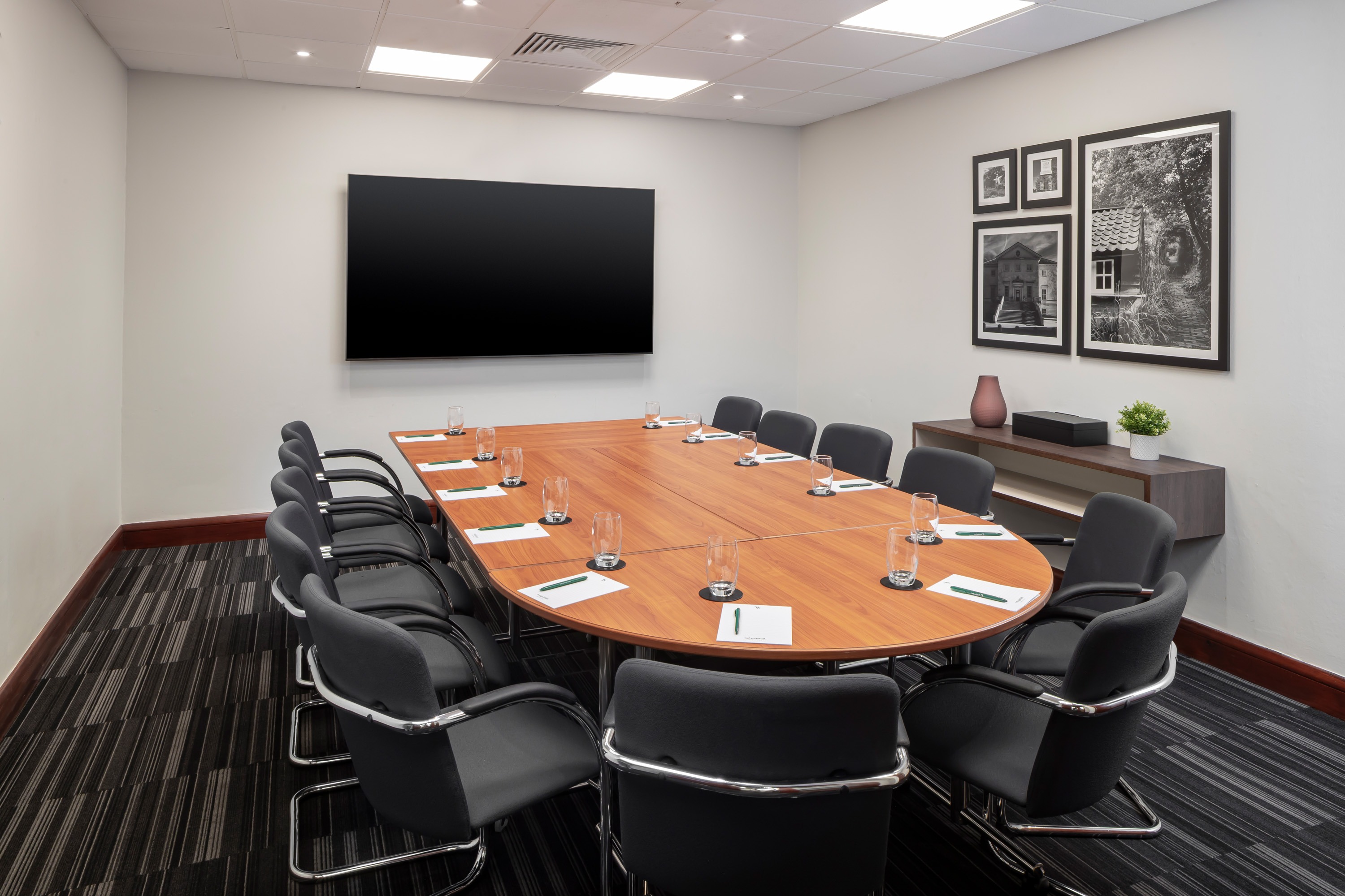 Meeting room at Holiday Inn London-Bexley, oval table, professional event space.