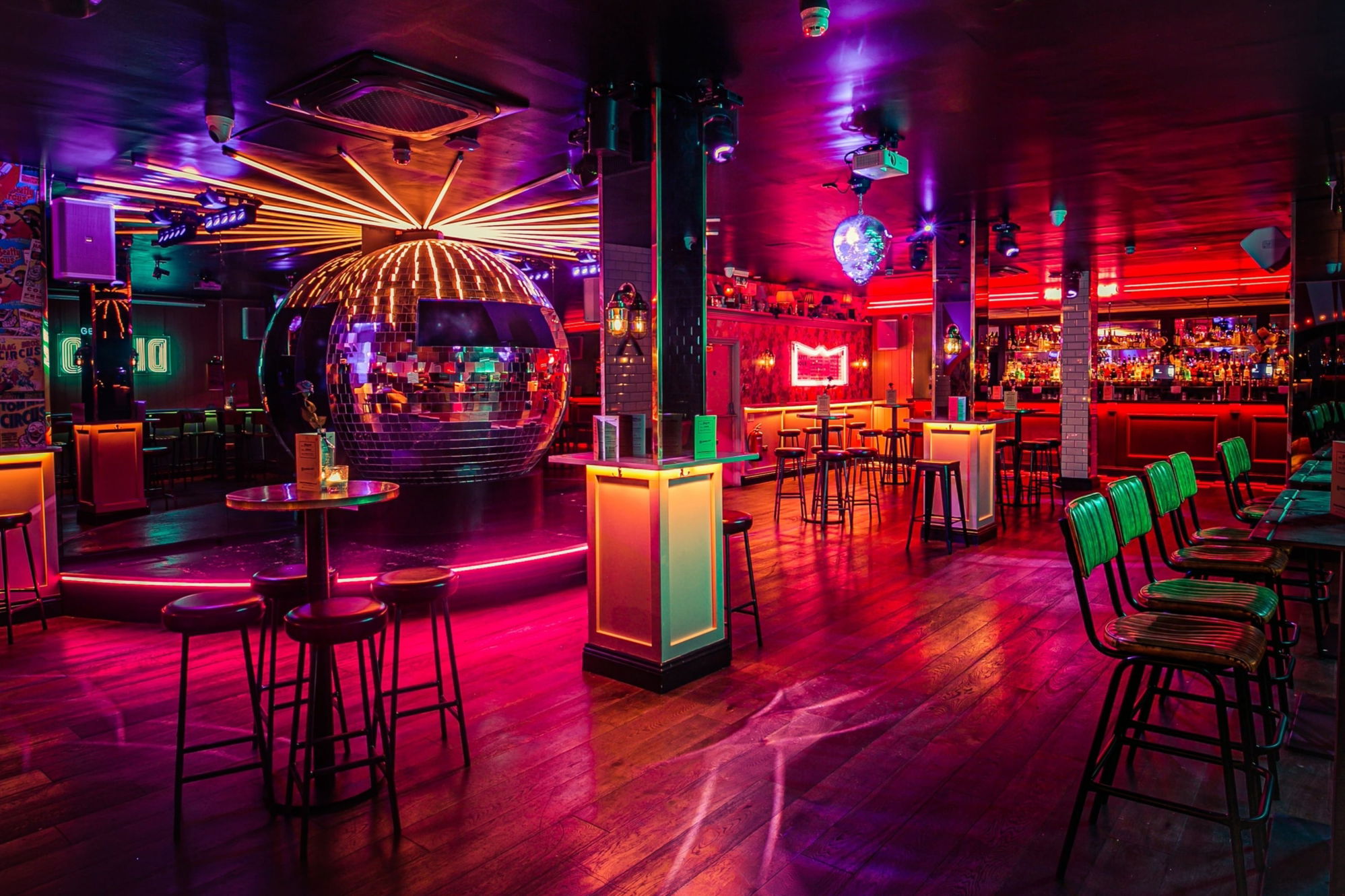 Simmons Bar | Holborn Cocktail Bar | 2-4-1 Cocktails near you