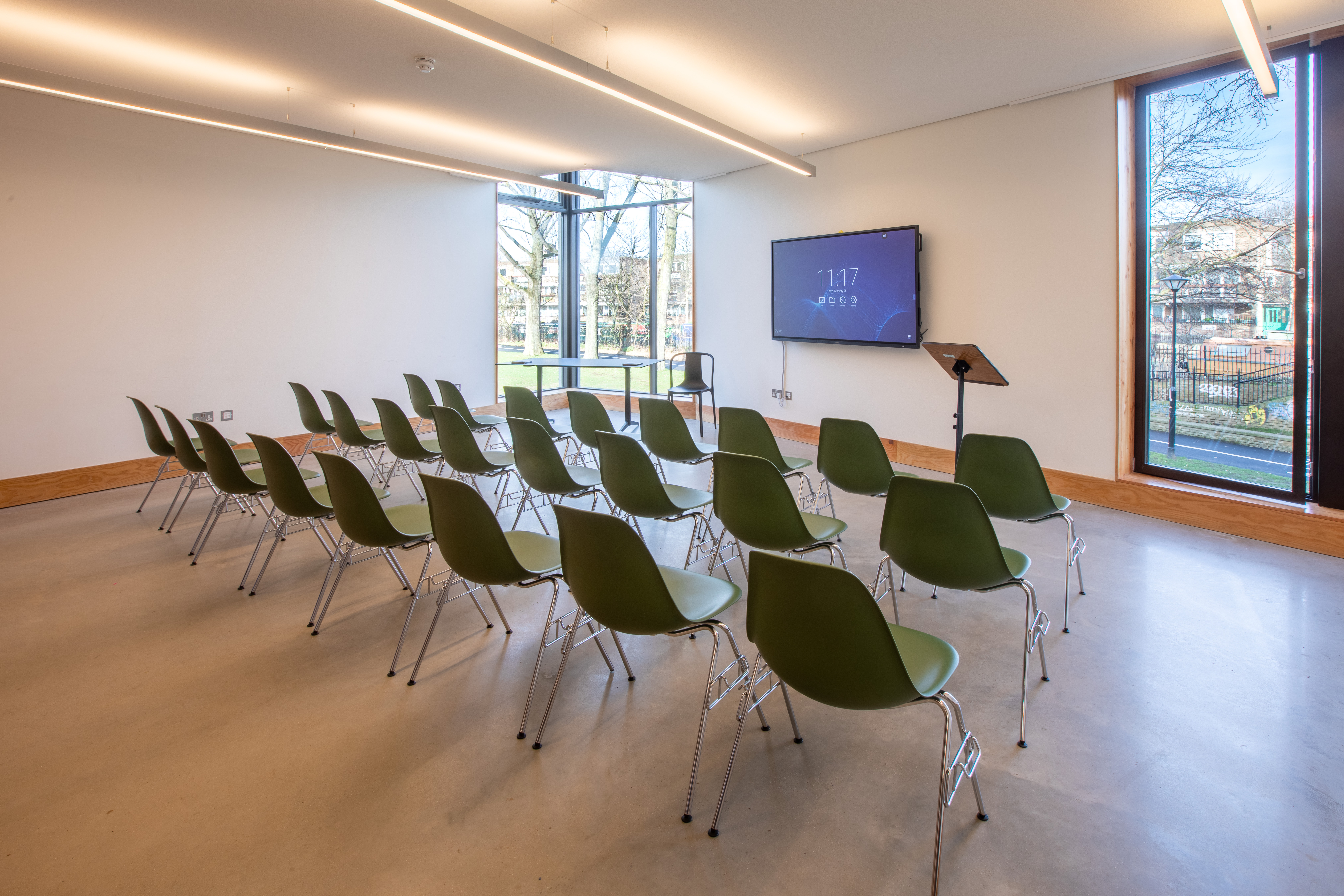 Modern meeting room with presentation screen, perfect for workshops and conferences.