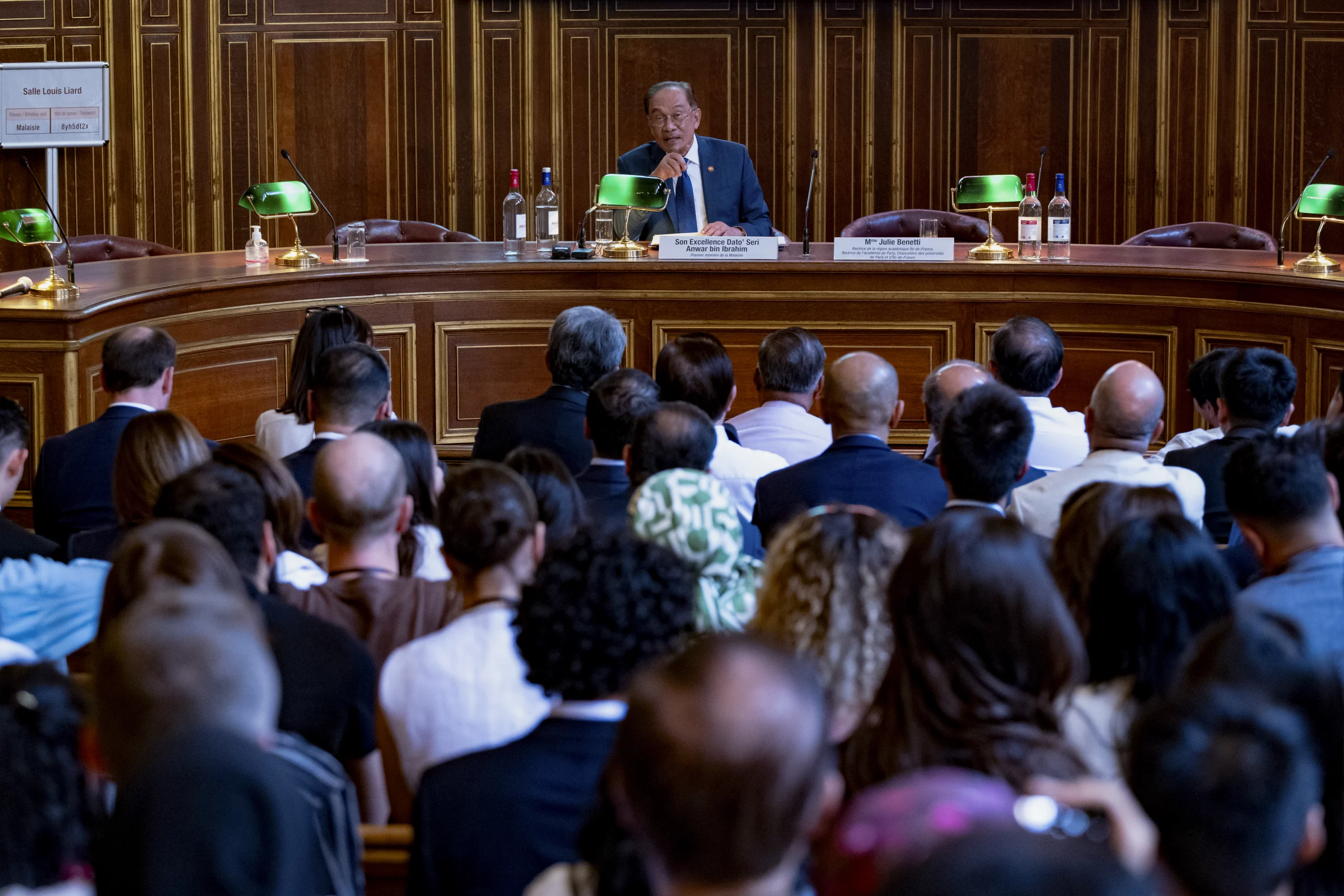 Debating Chamber - e179be55-a0cd-46fb-b796-7ec055edf779.webp