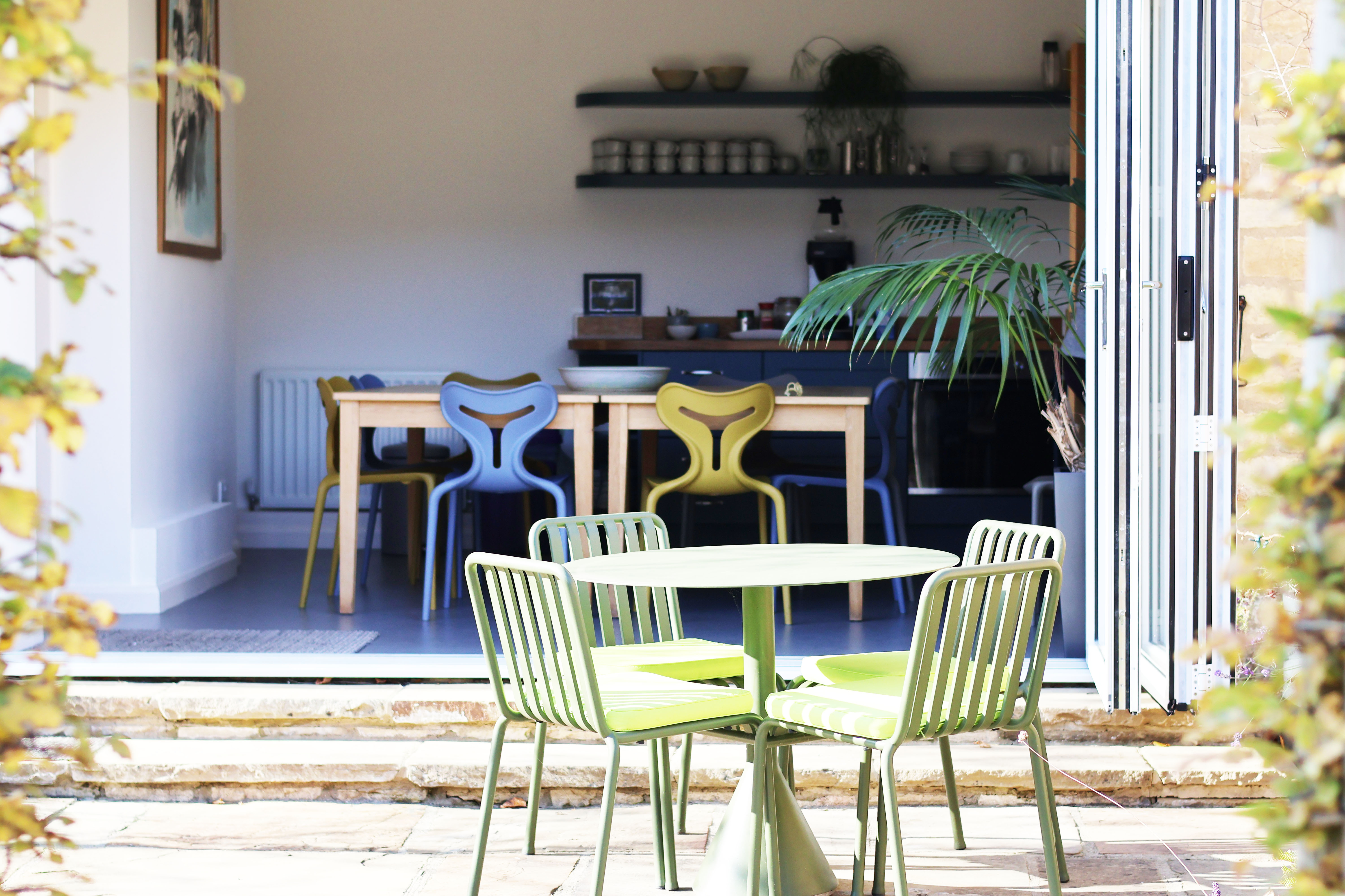 Bright meeting space in Oasis Studio, ideal for workshops and brainstorming sessions.