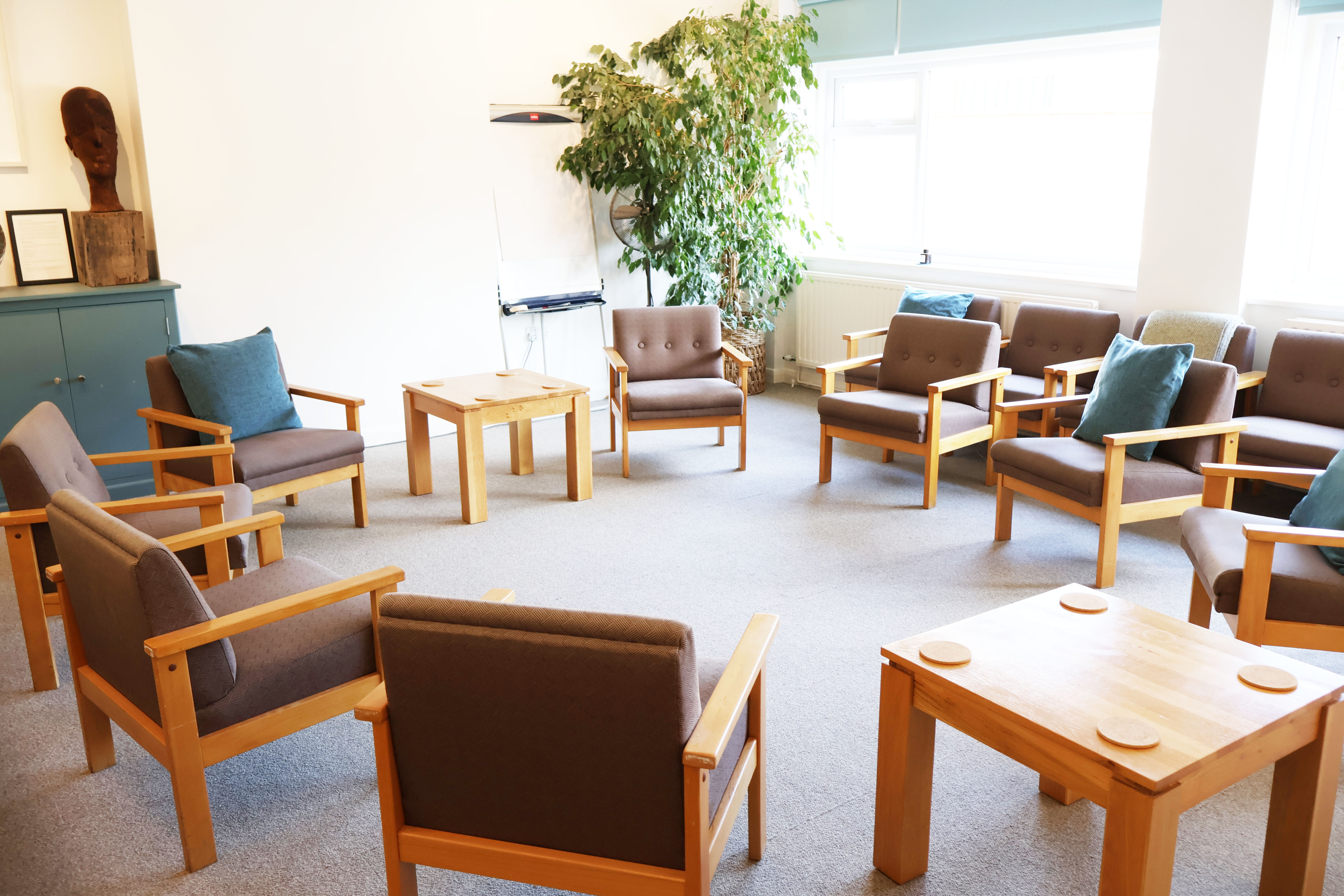 Cozy art room with natural light, ideal for workshops and team-building activities.