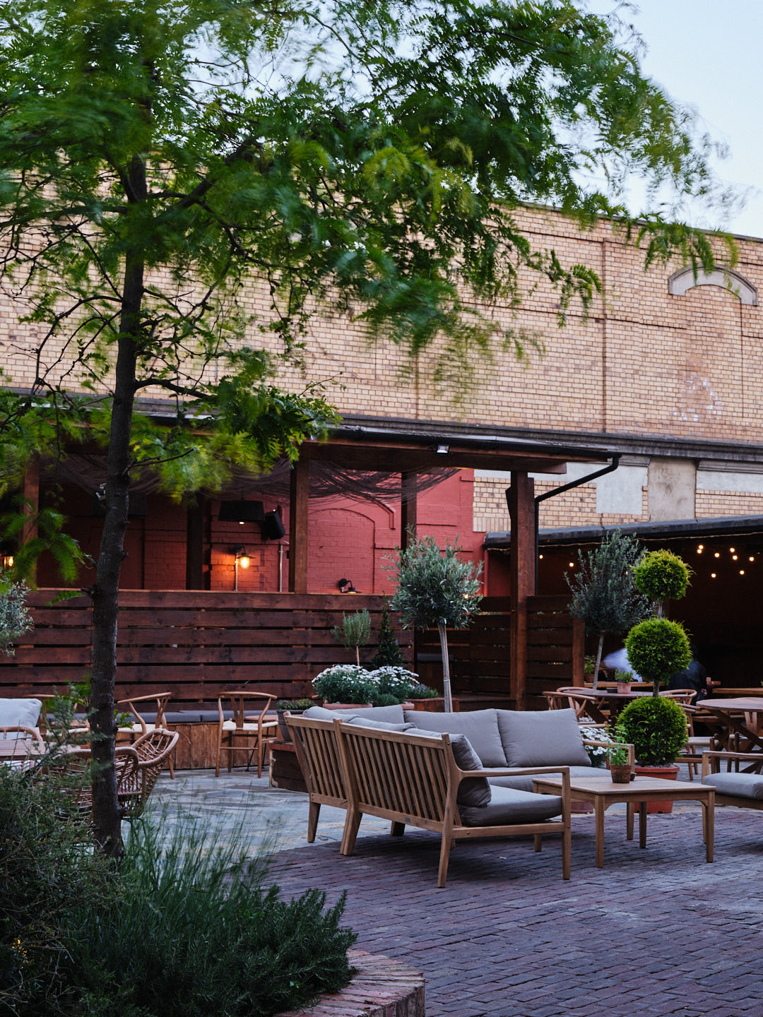 Charming outdoor venue in Pyro with lush greenery for meetings and events.