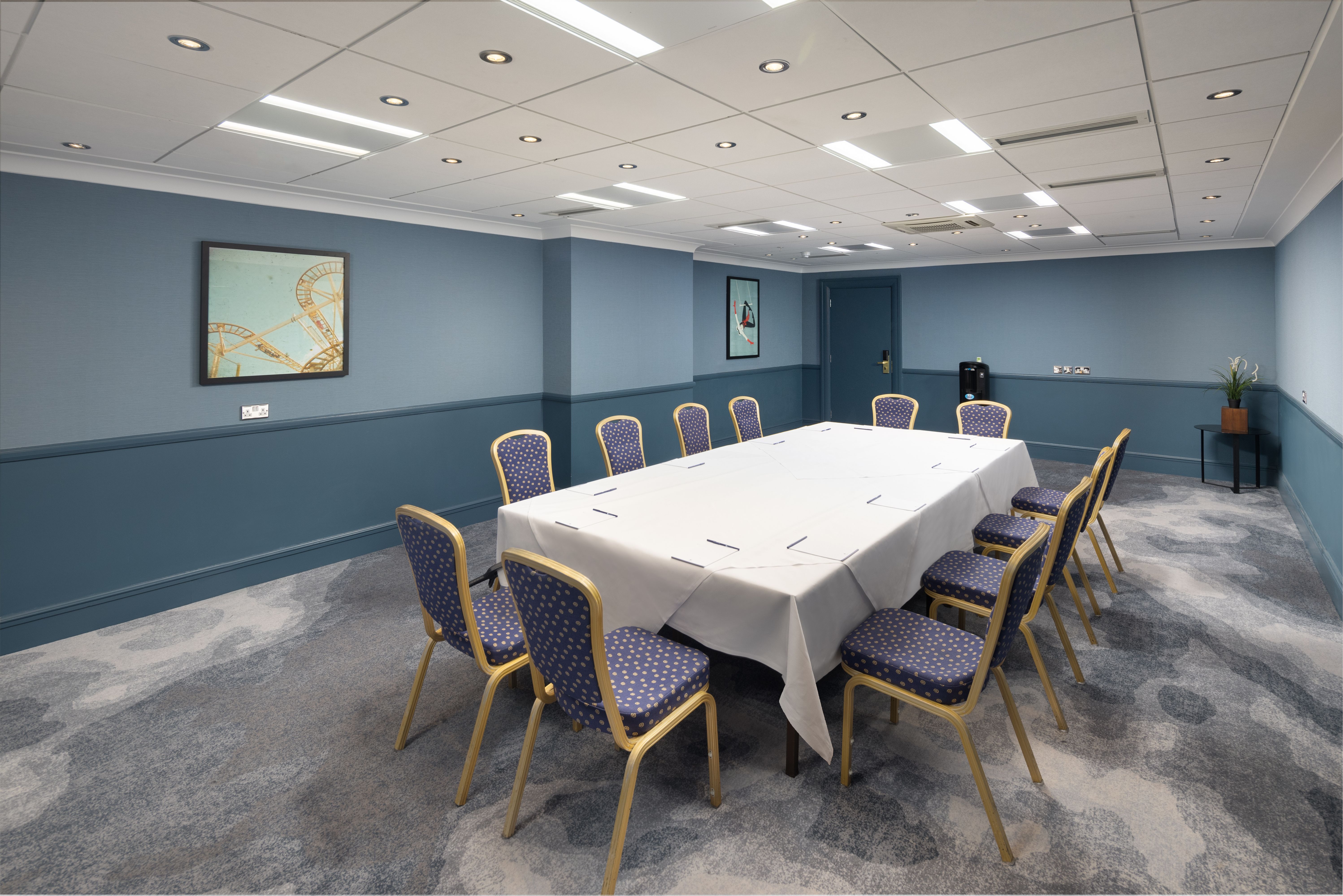 Surrey 1 meeting room at DoubleTree Brighton, ideal for corporate workshops and gatherings.