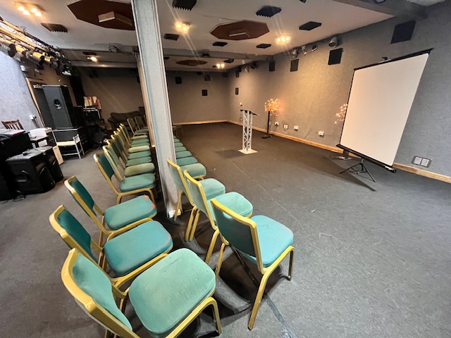 Versatile meeting room with adaptable setup for workshops and conferences at Robannas Studios.